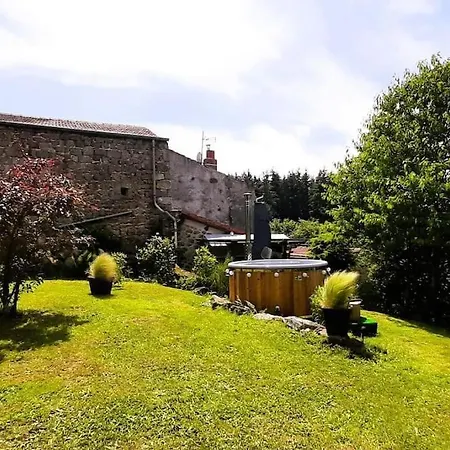 Le Petit Paradis Aux Volets Bleus Grazac (Auvergne)