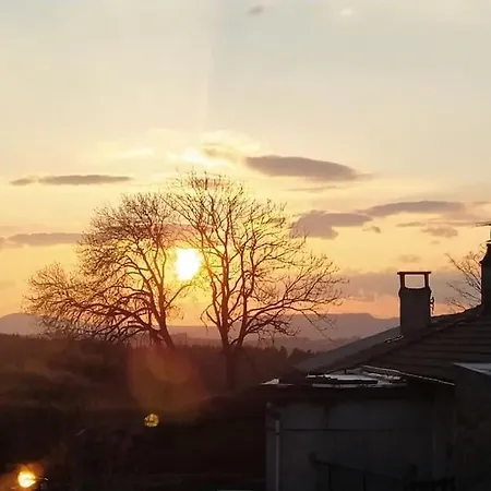 Le Petit Paradis Aux Volets Bleus * Grazac (Auvergne)
